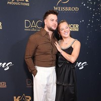 Hubungan asmara antara JoJo Siwa dan Chris Hughes tampaknya semakin serius. Keduanya datang bersama di acara amal Dancers Against Cancer 2025 Gala of the Stars di Los Angeles, AS, sambil pamer kemesraan di karpet merah.  Foto: Getty Images/Robin L Marshall