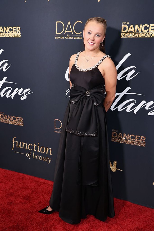 Perjalanan cinta JoJo Siwa sempat diwarnai kontroversi. Setelah mengumumkan bahwa dirinya menjadi bagian dari komunitas LGBT, mantan artis cilik itu pernah berpacaran dengan wanita. Kini, JoJo dan Chris memiliki hubungan yang semakin serius, bahkan berencana menikah.  Foto: Getty Images/Robin L Marshall