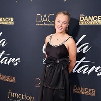 Perjalanan cinta JoJo Siwa sempat diwarnai kontroversi. Setelah mengumumkan bahwa dirinya menjadi bagian dari komunitas LGBT, mantan artis cilik itu pernah berpacaran dengan wanita. Kini, JoJo dan Chris memiliki hubungan yang semakin serius, bahkan berencana menikah.  Foto: Getty Images/Robin L Marshall