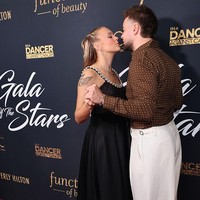 Pasangan yang pertama kali dekat saat membintangi acara Big Brother itu tampil penuh cinta. Mereka saling berpegangan tangan, dan berciuman di karpet merah. Foto: Getty Images/Robin L Marshall