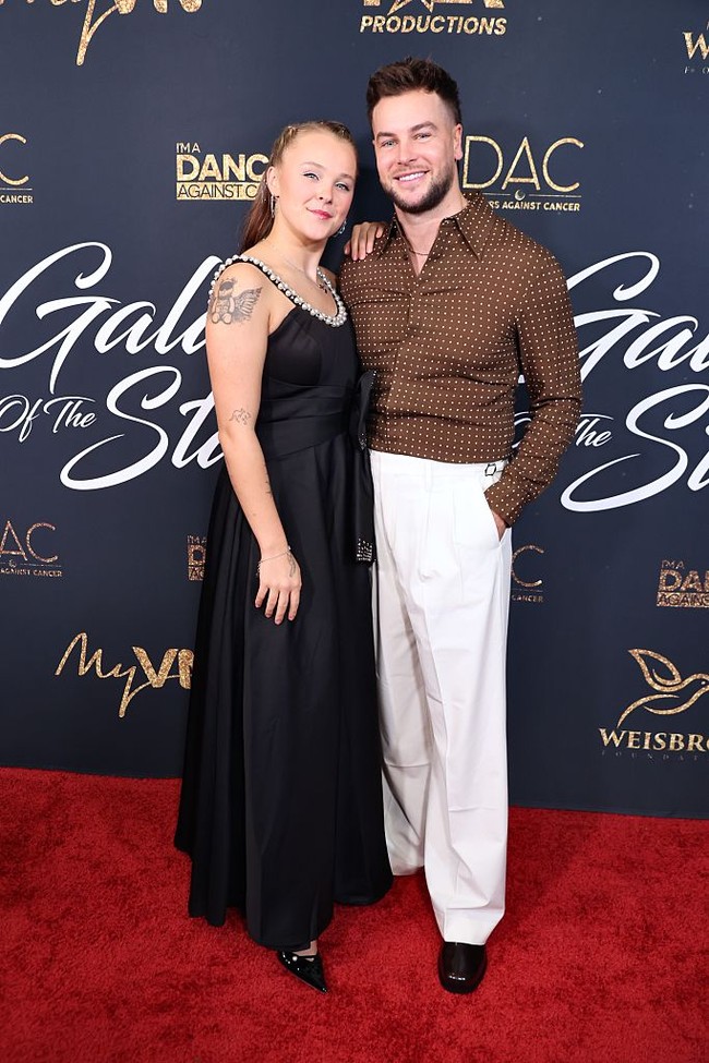 Penyanyi 22 tahun tampil dalam balutan gaun hitam dengan detail mutiara di leher. Sementara Chris, mantan kontestan Love Island itu tampil santai dengan kemeja polkadot cokelat dengan celana putih.  Foto: Getty Images/Robin L Marshall