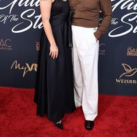 Penyanyi 22 tahun tampil dalam balutan gaun hitam dengan detail mutiara di leher. Sementara Chris, mantan kontestan Love Island itu tampil santai dengan kemeja polkadot cokelat dengan celana putih.  Foto: Getty Images/Robin L Marshall