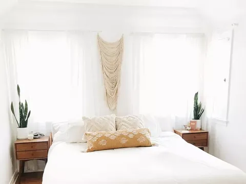 Kamar tidur minimalis/Blanco Bungalow via The Spruce Kamar tidur minimalis