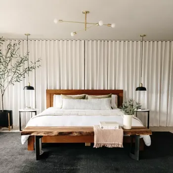 Kamar tidur minimalis/Cathie Hong Interiors, Talitha Photos via The Spruce Kamar tidur minimalis