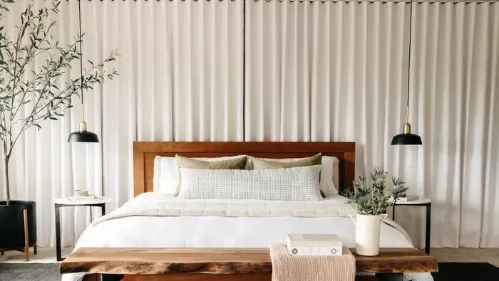 Kamar tidur minimalis/Cathie Hong Interiors, Talitha Photos via The Spruce Kamar tidur minimalis