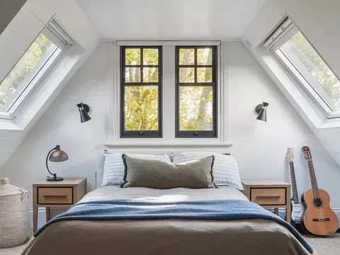 Kamar tidur minimalis/House 9 Interiors via The Spruce Kamar tidur minimalis