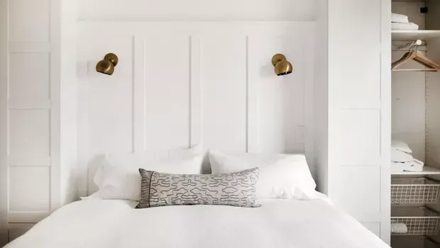 Kamar tidur minimalis/Juniper Interiors, Allison Corona via The Spruce Kamar tidur minimalis