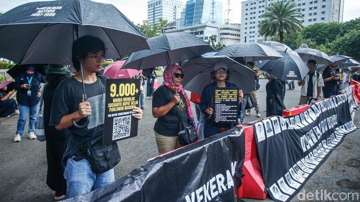 Kamisan ke-833 Soroti Setahun Pemerintahan Prabowo-Gibran Sejumlah organisasi masyarakat sipil peserta Kamisan berdiri dan memegang payung hitam di Jakarta, Kamis (23/10/2025). MerekaΒ menilai satu tahun pemerintahan Prabowo SubiantoβGibran Rakabuming Raka ditandai dengan kemunduran demokrasi dan memburuknya penegakan hak asasi manusia (HAM) di Indonesia.