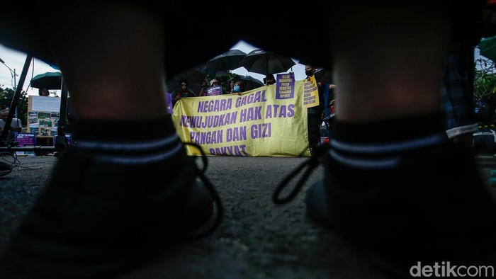Kamisan ke-833 Soroti Setahun Pemerintahan Prabowo-Gibran Sejumlah organisasi masyarakat sipil peserta Kamisan berdiri dan memegang payung hitam di Jakarta, Kamis (23/10/2025). MerekaΒ menilai satu tahun pemerintahan Prabowo SubiantoβGibran Rakabuming Raka ditandai dengan kemunduran demokrasi dan memburuknya penegakan hak asasi manusia (HAM) di Indonesia.