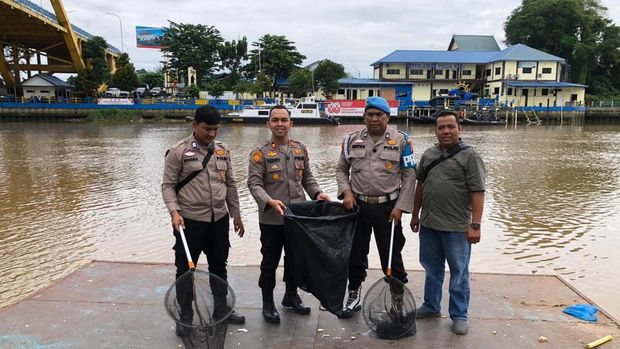 Kapal 'Jalur' Polsek Kawasan Pelabuhan angkut sampah dari perairan Sungai Siak.