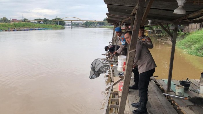 Kapal Jalur Polsek Kawasan Pelabuhan angkut sampah dari perairan Sungai Siak.