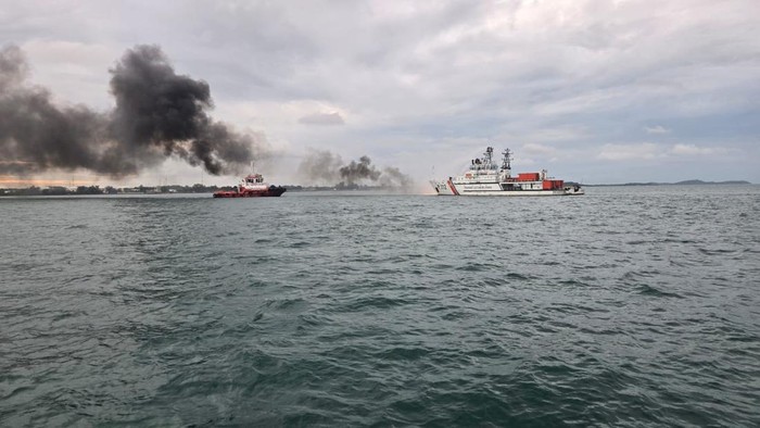 Kapal terbakar di Batam