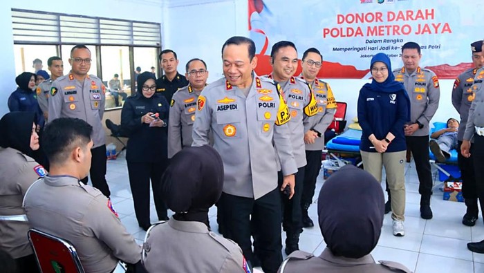 Kapolda Metro Jaya Irjen Asep Edi Suheri meninjau kegiatan donor darah Bidhumas Polda Metro