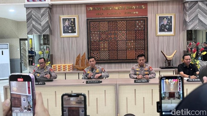 Kapolda Sulsel Irjen Rusdi Hartono (tengah) saat konferensi pers di Mapolda Sulsel.