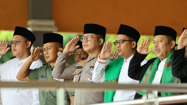 Kapolres Kuansing AKBP Ricky Pratidiningrat menanam pohon bersama santri.