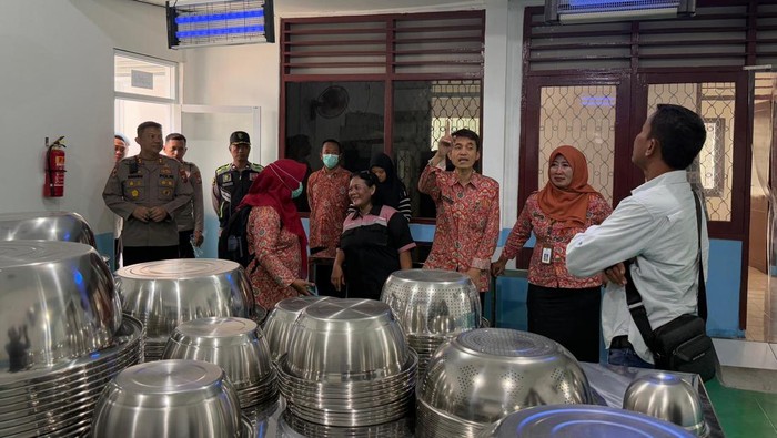 Kapolres Mojokerto Kota AKBP Herdiawan Arifianto saat meninjau SPPG mitra Polre Mojokerto Kota.