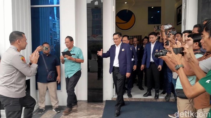 Kapolrestabes Medan Kombes Jean Calvijn Simanjuntak tiba di Kantor NasDem Sumut untuk bertemu dengan Ketua, Iskandar. (Foto: Nizar Aldi/detikSumut)