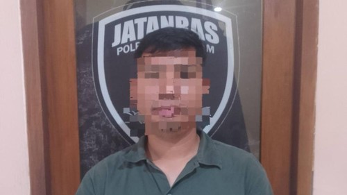 Karyawan mal di Mataram inisial IKGMJ alias Galih (33) ditangkap polisi, Selasa (21/10/2025) akibat mencuri uang di brankas dan menggatinya dengan duit mainan. (Foto: Dok. Polresta Mataram)