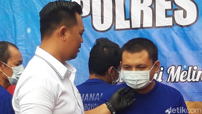 Kasat Reskrim Polres Boyolali, AKP Indrawan Wira Saputra menanyai tersangka pencurian sepeda motor dalam pers rilis di Mapolress Boyolali, Kamis (23/10/2025).