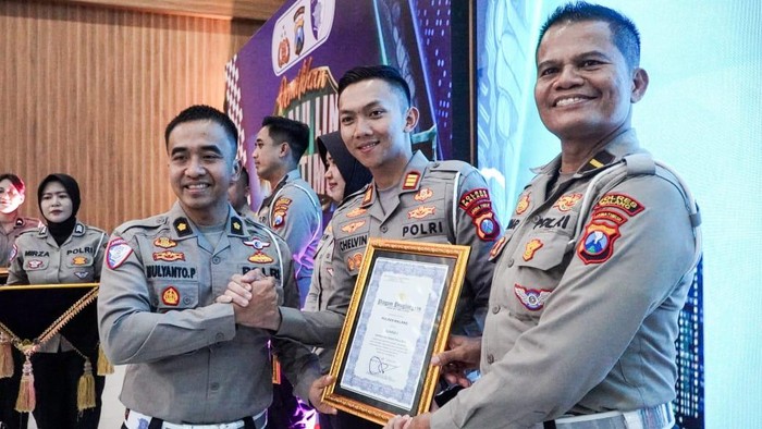 Kasatlantas Polres Malang, AKP Muhammad Alif Chelvin Arliska saat menerima penghargaan