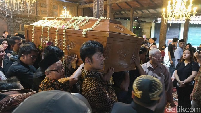 Keberangkatan jenazah Anom Suroto di Kebon Seni Timasan, Desa Makamhaji, Kecamatan Kartasura, Kabupaten Sukoharjo, Kamis (23/10/2025).