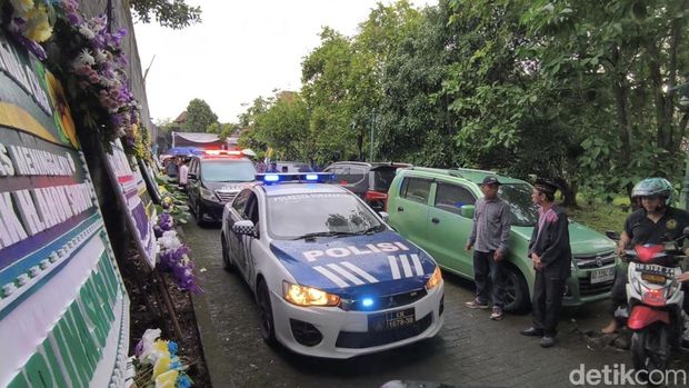 Keberangkatan jenazah Anom Suroto di Kebon Seni Timasan, Desa Makamhaji, Kecamatan Kartasura, Kabupaten Sukoharjo, Kamis (23/10/2025).