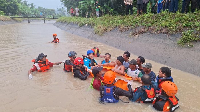 Tim SAR gabungan mengevakuasi korban tenggelam di saluran irigasi Desa Kebarongan, Kecamatan Kemranjen, Kabupaten Banyumas, Kamis (23/10/2025).