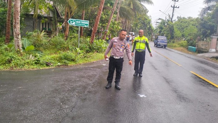 Polisi menunjukkan TKP kecelakaan maut di simpang tiga jalan Daendels wilayah Karangwuni, Wates, Kulon Progo, Kamis (23/10/2025).