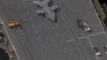 Jet aneh ini di Cvn 77 di Google Maps? Itu di Pangkalan Angkatan Laut Norfolk. Foto: Boredpanda