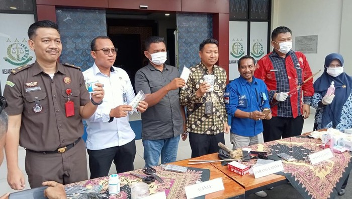 Kejari Lebak memusnahkan barang bukti yang telah memiliki kekuatan hukum tetap dari pengadilan alias inkrah. Barang bukti yang dimusnahkan dari 57 perkara kejahatan. (dok Istimewa)