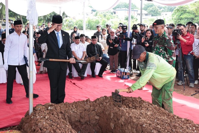 Kementerian Transmigrasi mengapresiasi keputusan Institut Pertanian Bogor (IPB) University untuk menganugerahkan gelar Sarjana Pertanian (S.P.) pada almarhum Anggit Bima Wicaksana (Bimo), peserta Tim Ekspedisi Patriot (TEP).