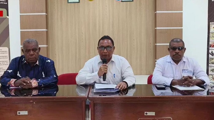 Kepala BBKSDA Papua Johny Santoso Silaban (tengah) saat konferensi pers soal pemusnahan barang bukti mahkota cenderawasih.