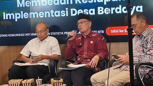 Kepala DPMD Dukcapil NTB, Lalu Hamdi, saat acara diskusi kamisan, Kamis sore (23/10/2025). (Foto: Ahmad Viqi/detikBali)