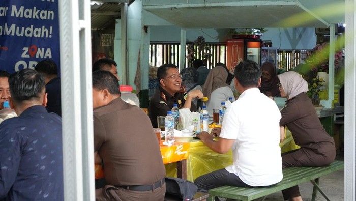 Kepala Kejati Jatim Kuntadi saat makan siang di kantin