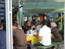 Gaya Santai Kajati Jatim Makan Siang di Warung