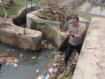 Pak Bhabin Turun Bersama Warga Angkut Sampah Sungai Cegah Banjir di Jepara