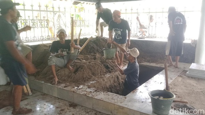 Persiapan di Makam Depokan, Juwiring, Klaten, jelang pemakaman dalang kondang Ki Anom Suroto, Kamis (23/10/2025).