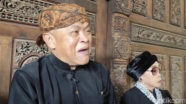 Seniman Kirun, dan Yati Pesek, saat melayat Anom Suroto di Desa Makamhaji, Kecamatan Kartasura, Kabupaten Sukoharjo, Kamis (23/10/2025).