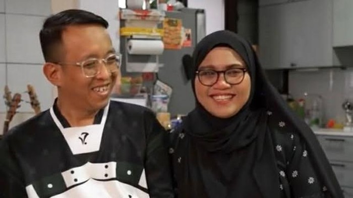 Kisah pasangan suami istri di Singapura membuat publik haru. Pasalnya, keduanya didiagnosis mengidap gagal ginjal dan harus menjalani dialisis atau cuci darah.