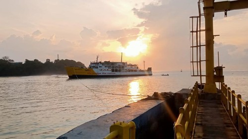 KMP Roditha yang kandas dan gagal sandar akibat air laut surut di Pelabuhan Padangbai, Karangasem, Bali, Kamis (23/10/2025). (Foto: Dok. Polsek Padangbai)