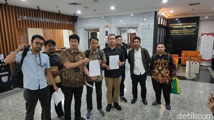 Koalisi Masyarakat Sipil mengajukan gugatan uji materiil terhadap Undang-Undang nomor 3 tahun 2025 tentang TNI ke Mahkamah Konstitusi (Adrial Akbar/detikcom)