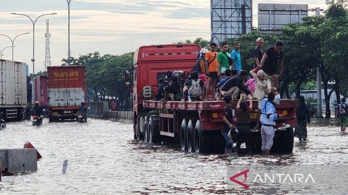 Kondisi Jalan Kaligawe, Kota Semarang, Kamis (23/10/2024), masih tergenang banjir akibat hujan mengguyur dua haeibterakhir. ANTARA/I.C. Senjaya