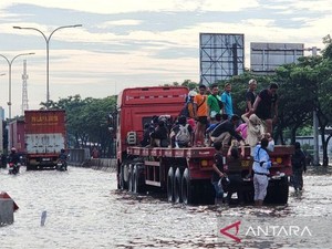 Jalan Pantura Semarang Masih Banjir Pagi Ini, Banyak Motor Mogok