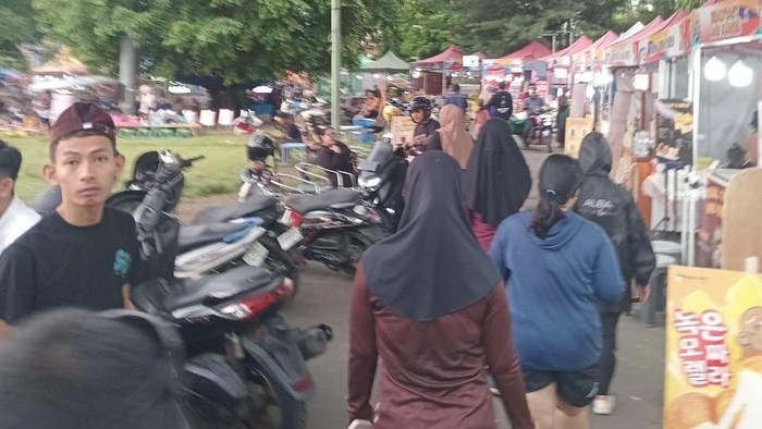 Kondisi trek lari lapangan Andi Makkasau Parepare yang dipakai tenan pedagang dan parkir motor.