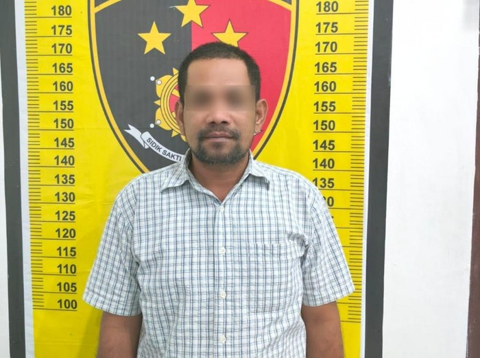 Kades di Paluta, IJH saat diamankan di kantor polisi karena kasus korupsi