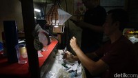 Selain menjadi pusat jual-beli emas, Cikini Gold Centre (CGC) juga menjadi rumah bagi puluhan pengrajin yang melayani pesanan desain khusus atau custom jewelry. Mereka mampu membuat berbagai produk seperti cincin kawin, kalung, gelang, hingga liontin dengan tingkat presisi tinggi.