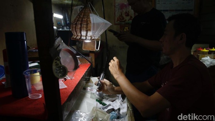 Kreativitas Pengrajin Cikini Hasilkan Perhiasan Bernilai Tinggi Di Cikini Gold Centre, emas tak sekadar dijual tapi juga diciptakan. Para pengrajin bekerja teliti membentuk logam mulia menjadi perhiasan bernilai tinggi.