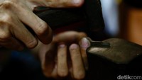 Rata-rata pengrajin mampu memproduksi puluhan hingga ratusan gram emas per bulan, tergantung permintaan pelanggan.