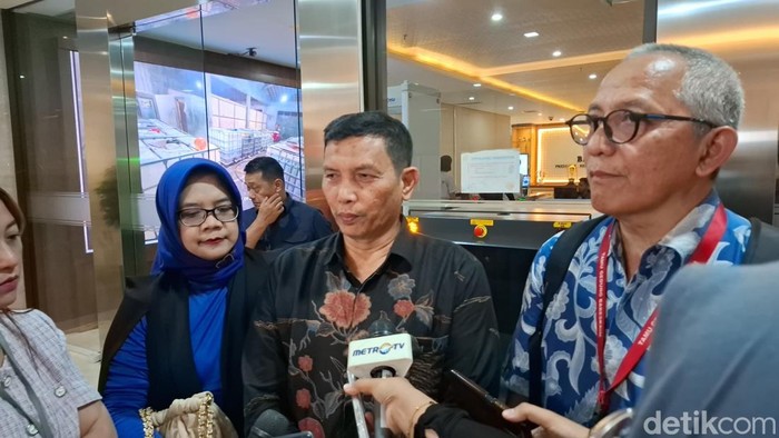 Kuasa hukum pihak keluarga diplomat muda Kemlu Arya Daru Pangayunan (ADP) kembali mendatangi Bareskrim Polri pada Kamis (23/10) (Kurniawan F/detikcom)