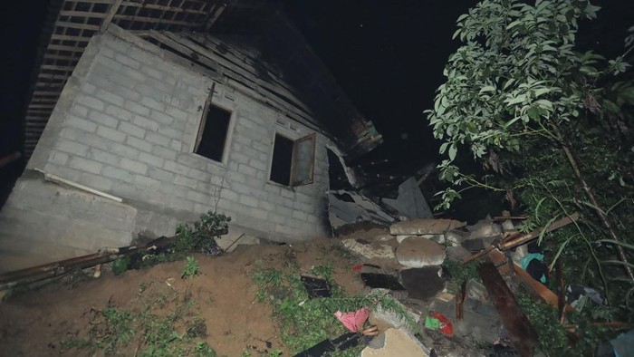 Rumah warga di Gandusari Kabupaten Blitar tertimpa longsor